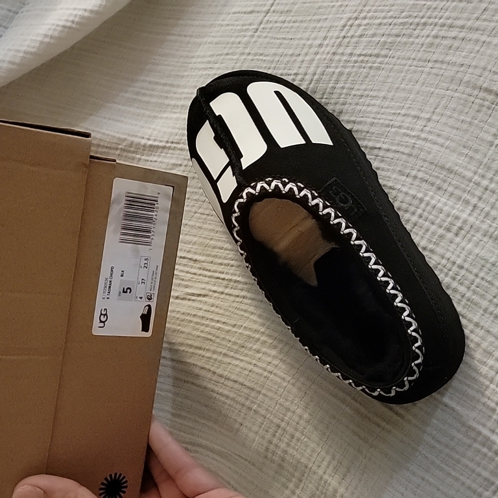 NEW UGG SLIPPER
